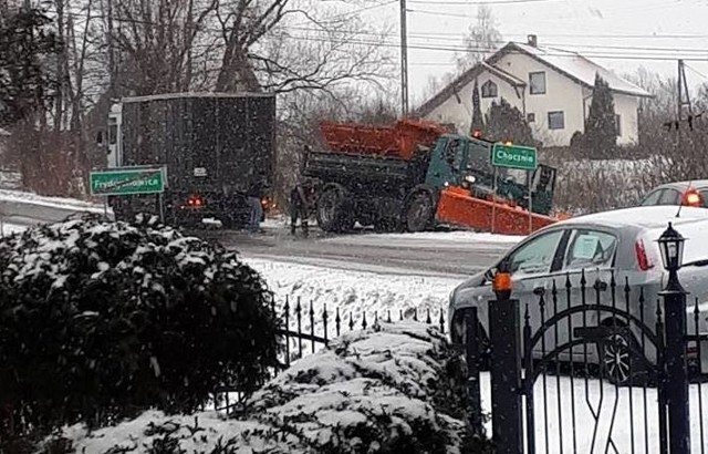 Zima potrafi zaskoczyć drogowców, wtedy na drodze robi się ślizgawka i często dochodzi do wypadków. Jak sobie poradzić w takiej sytuacji?