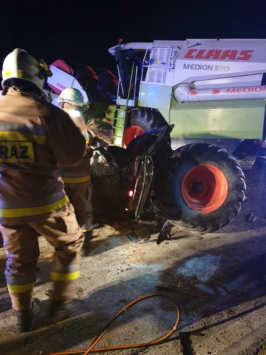 Tragedia w Wietrzychowicach. W wypadku samochodu z kombajnem zginęły dwie osoby