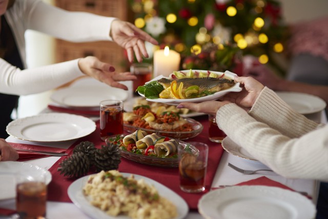 Kolacja wigilijna ma zawsze uroczysty i świąteczny charakter. Podpowiadamy, jak przygotować 12 tradycyjnych potraw wigilijnych. Kliknij w galerię i zobacz przepisy. Przesuwaj zdjęcia strzałkami lub gestem