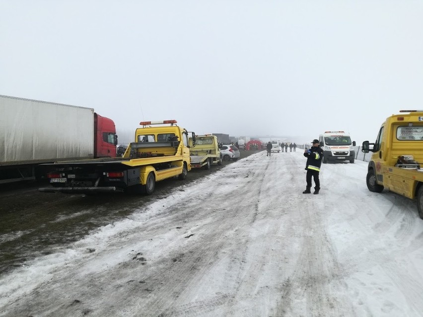 Wypadek na A1 koło Piotrkowa Trybunalskiego. Zderzenie kilkudziesięciu samochodów [ZDJĘCIA,FILM]