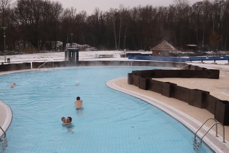 Zewnętrzny basen z wodą o temperaturze 30 st. C to jedna z...