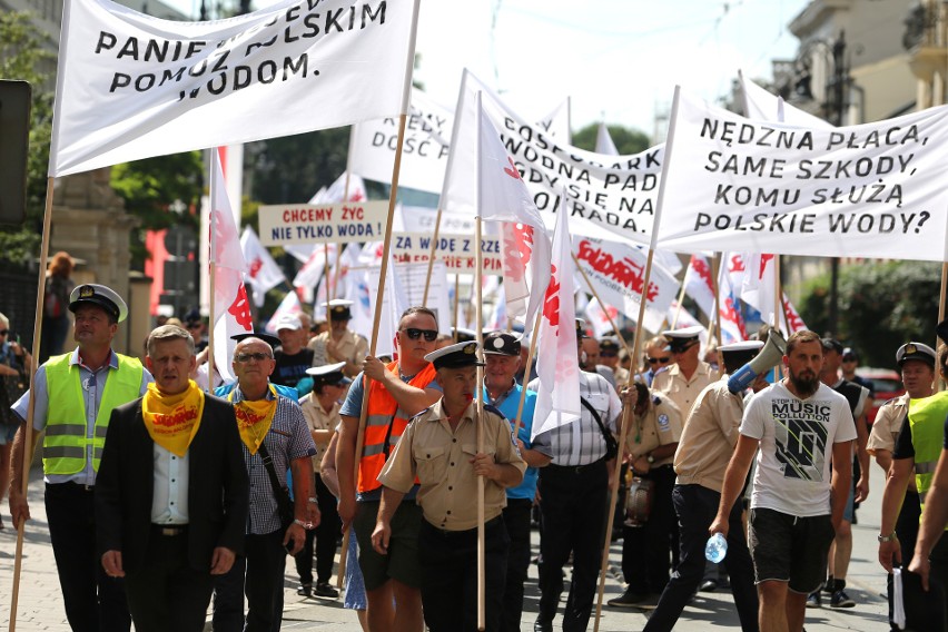 Kraków. Protest pracowników Wód Polskich. Domagają się obiecanych przez rząd podwyżek