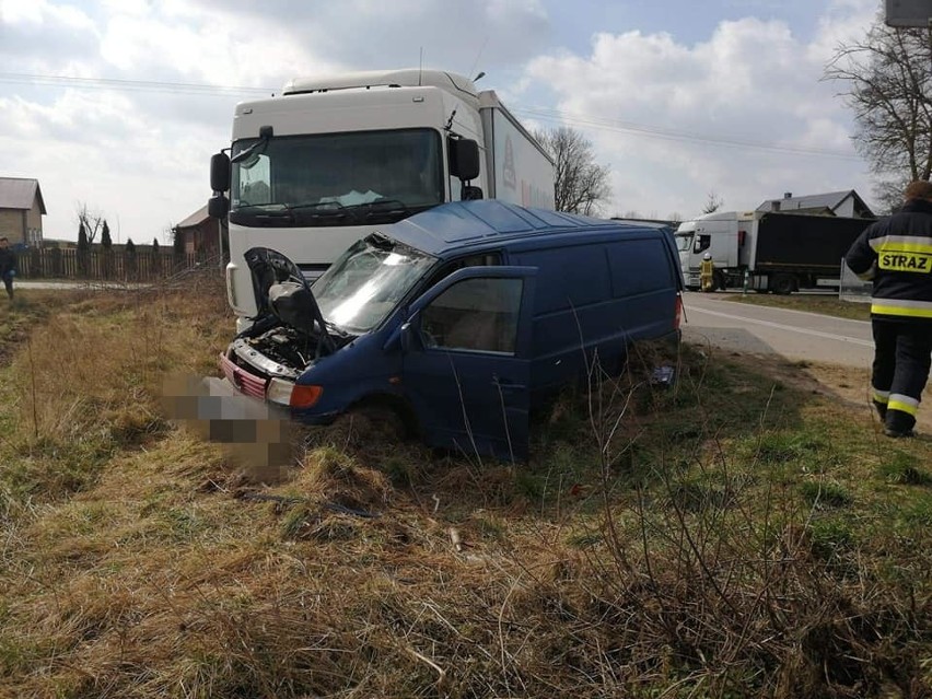 Olędzkie. Wypadek na DW 681. Ciężarówka zderzyła się z busem. Kierowca dostawczaka ranny [ZDJĘCIA]