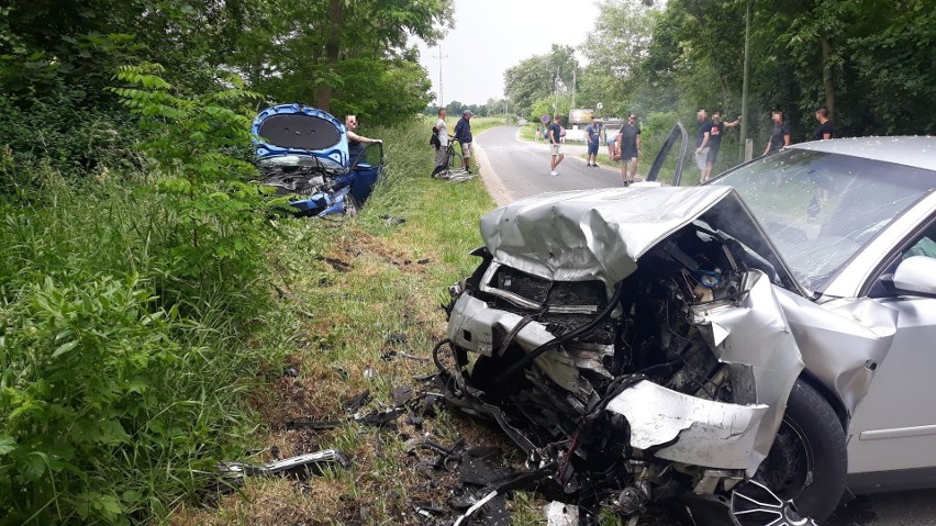 Czołowe zderzenie dwóch samochodów nad jeziorem w Dębowej....