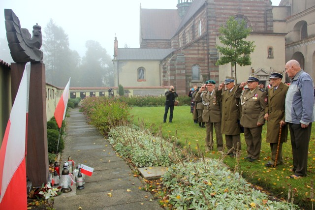 Pod Panteonem Polskiego Państwa Podziemnego na terenie opactwa Cystersów w Wąchocku złożono znicze i kwiaty