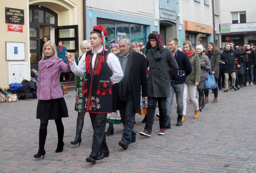 Ok. 200 osób tańczyło poloneza na rynku w Lublińcu