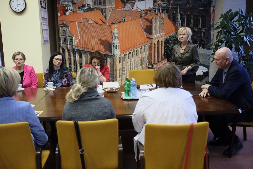 Prezydent Michał Zaleski wręczył dziś (05.02) akty nadania...