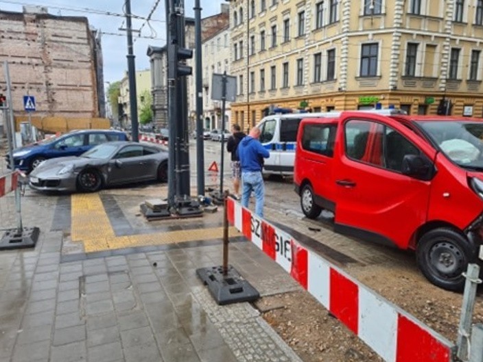 Groźny wypadek w centrum Łodzi. Porsche zderzyło się z busem ZDJĘCIA