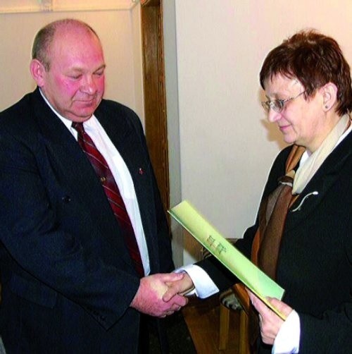 Jan Szymanek to rekordzista gminy Połczyn Zdrój - oddał 67 litrów krwi. Krwiodawcami są również jego dwaj synowie i córka. Odebrał nagrodę od burmistrz Barbary Nowak.