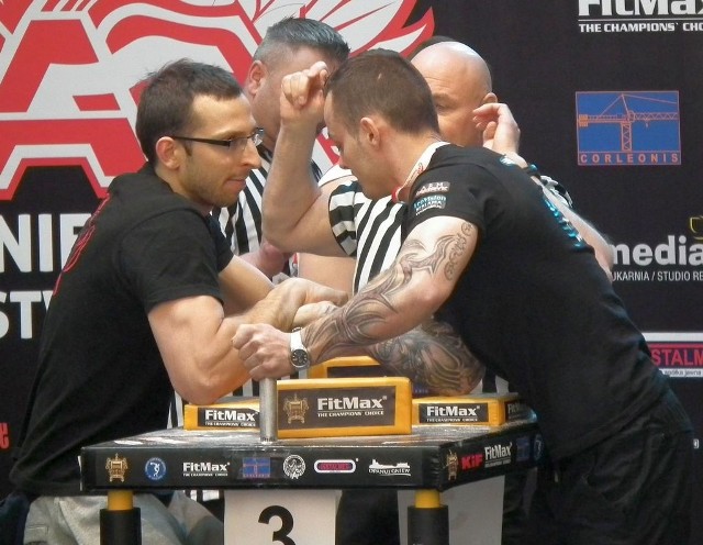 Dariusz Groch z Wikinga Nisko (z lewej) zdobył brązowy medal mistrzostw świata w siłowaniu na rękę.