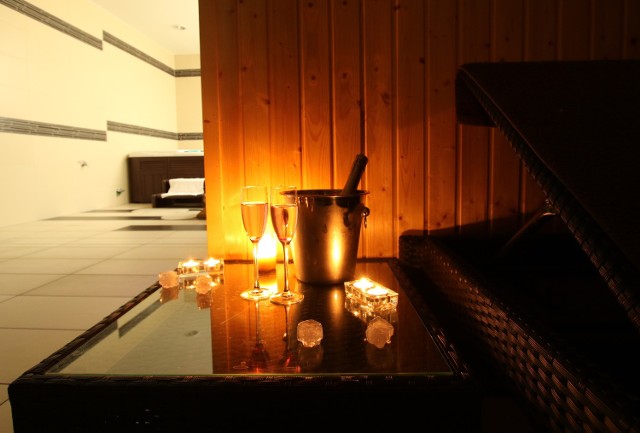 W Orchidea Day Spa w Hotelu Aviator w Kielcach można skorzystać z rozbudowanych, całodniowych pakietów i wypocząć podczas zabiegów w blasku świec, przy lampce wina lub szampana.