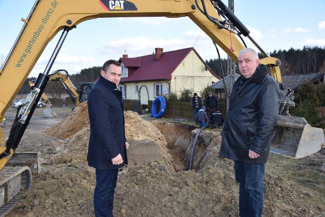 Burmistrz Włoszczowy Grzegorz Dziubek z prezesem Włoszczowskiego Zakładu Wodociągów i Kanalizacji Ryszardem Maciejczykiem odwiedzili we wtorek plac budowy w Gościencinie.