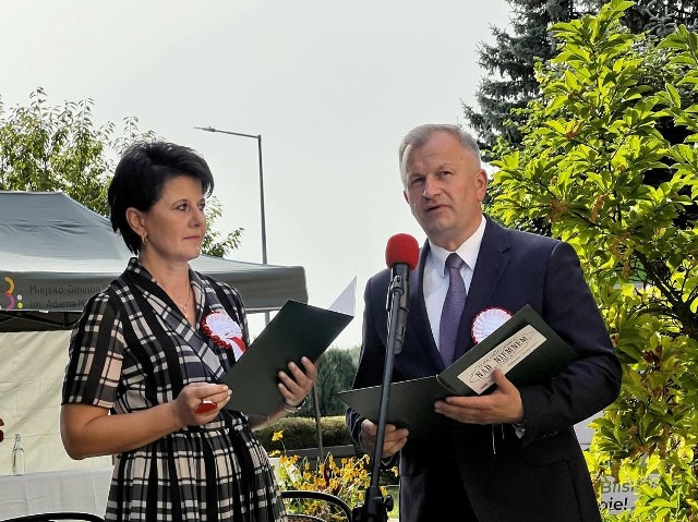 W Narodowym Czytaniu w Połańcu wziął udział burmistrz Połańca Jacek Nowak wraz z małżonką Bernardą