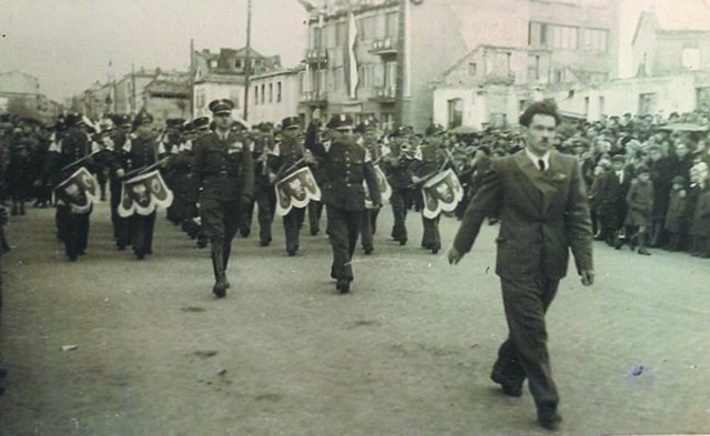 Rynek Kościuszki, 1947 r. Kapelmistrz  Złocki prowadzi orkiestrę Komendy Wojewódzkiej MO.