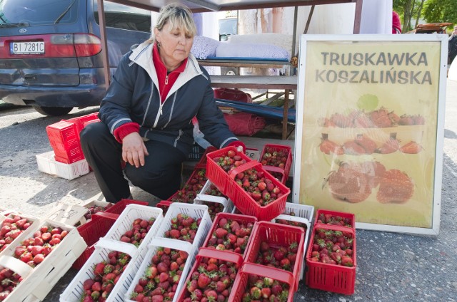 Targowisko w Koszalinie. Pojawiły się tanie krajowe truskawkiDanuta Tachasiuk przywiozła na targ pierwsze koszalińskie truskawki.