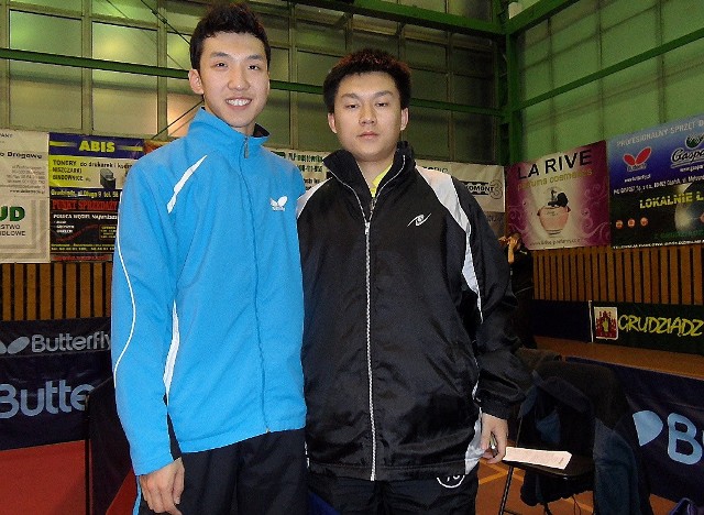 (z lewej) przyjacielsko porozmawiał ze swoim rodakiem Yang Zhangiem po meczu. Jednak przy stole, nie miał dla niego litości i wygrał.