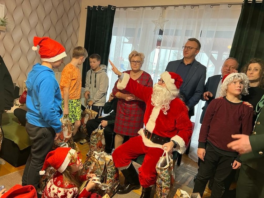 Wyczekiwana wizyta w Domach dla Dzieci i Młodzieży w Łoniowie. Mikołaj przywiózł paczki ze słodkościami. Zobacz zdjęcia 