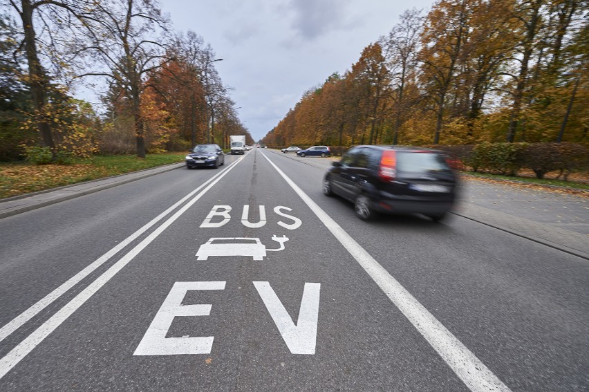 Pojawiły się piktogramy. Kolejne buspasy dostępne dla tzw. "elektryków"