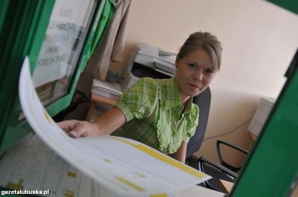 - Każdego dnia rejestruje około 20 osób - stwierdza Celina Dynareńska, która odbywa staż w powiatowym urzędzie pracy w Świebodzinie (fot. Krzysztof Kubasiewicz)