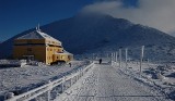 Wypadek w Karkonoszach. Wiatr zdmuchnął turystów ze Śnieżki. Zlecieli kilkaset metrów