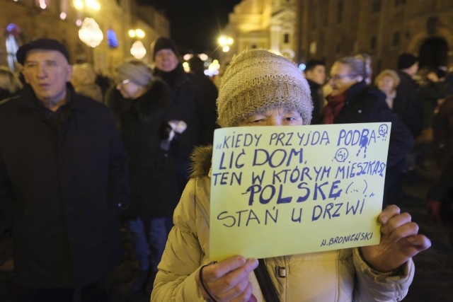 "Dziś sędziowie - jutro Ty" - pod tym hasłem w środę o godz. 18 w wielu polskich miastach rozpoczęły się demonstracje w obronie niezależności sądów i sędziów. Uczestnicy protestują przeciwko projektowi tzw. ustawy dyscyplinującej sędziów. W Toruniu protestujący zebrali się pod pomnikiem Mikołaja Kopernika. Zobaczcie, jak wyglądały protesty.