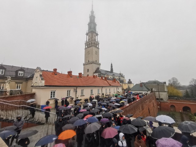 Droga krzyżowa na Jasnej Górze. Mimo dotkliwego zimna i padającego deszczu przyszło wielu wiernych