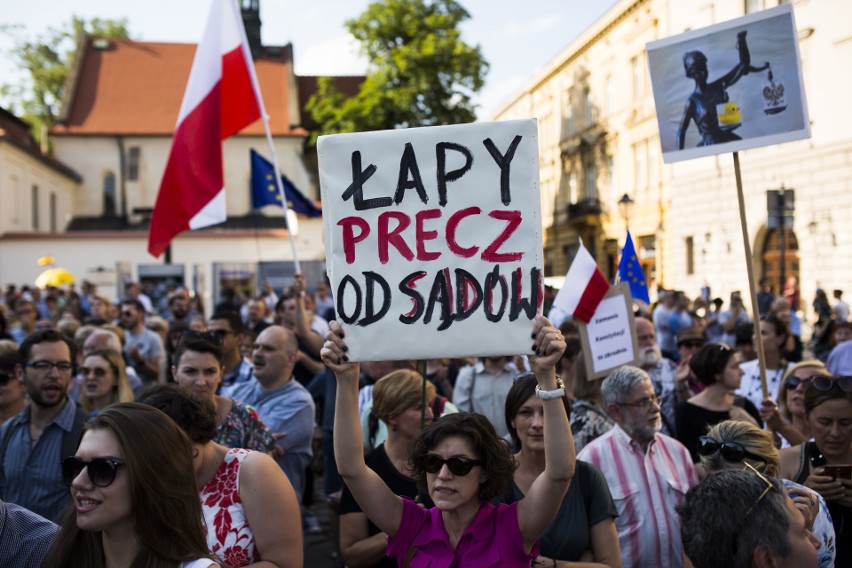 Kolejne protesty pod Wawelem w miesięcznicę pochówku Lecha i...