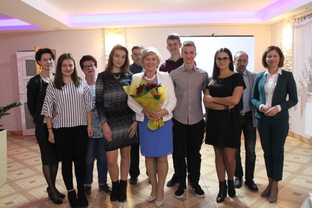 Na zdjęciu kilkoro uczniów, którzy znaleźli się w składzie młodzieżowej rady, w towarzystwie nauczycieli ze swoich szkół oraz wójt Ireny Marcisz (z kwiatami).