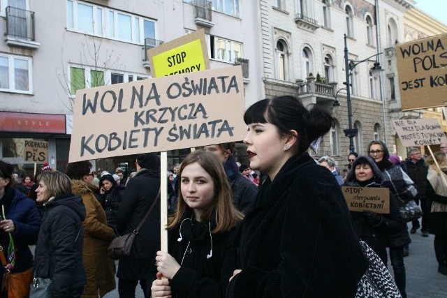 Łodzianki protestowały na Piotrkowskiej podczas Strajku Kobiet 8 marca 2017 roku
