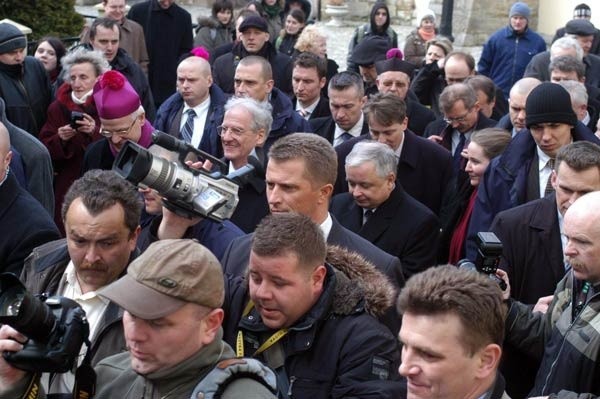 Prezydent Lech Kaczyński w Krośnie, w otoczeniu świty złożonej z BOR-owików,  policjantów cywilu, polityków, księży, dziennikarzy....  