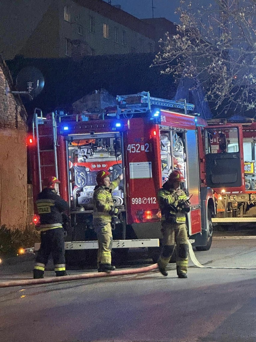 Pożar domu w Ćmielowie. Jedna osoba podtruła się dymem, w akcji sześć zastępów strażackich