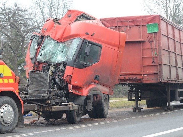 Kabina w ciągniku siodłowym po uderzeniu w naczepę uległa całkowitemu zniszczeniu.