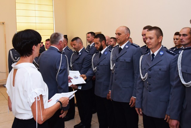 Awanse zawodowe, gratulacje w środę odebrali policjanci z Grudziądza. Na wyższe stopnie mianowano 76 funkcjonariuszy. Po części oficjalnej,  dalsze obchody przeniosły się na teren komendy, gdzie trwał festyn dla mieszkańców. 