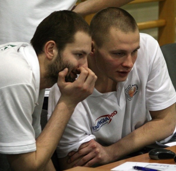Łukasz Nowak (z lewej) i Tomasz Czajkowski w czasie ostatniego meczu pilnie analizowali statystyki kolegów.