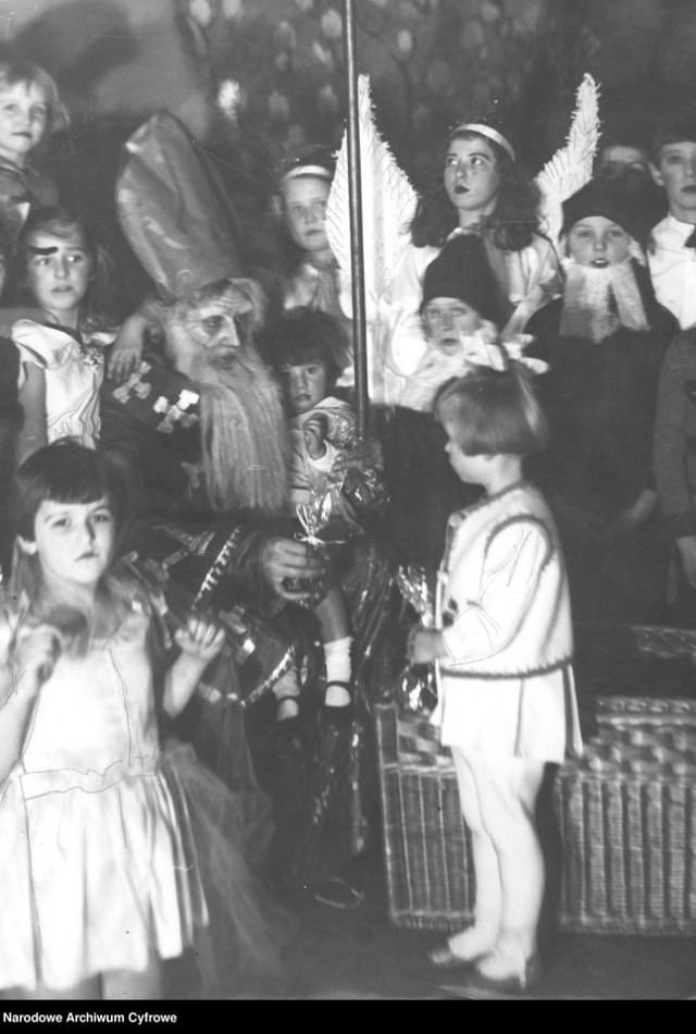 Zdjęcie pochodzi z 1932 roku, zrobione podczas imprezy mikołajkowej dla dzieci pracowników PKO w Warszawie.