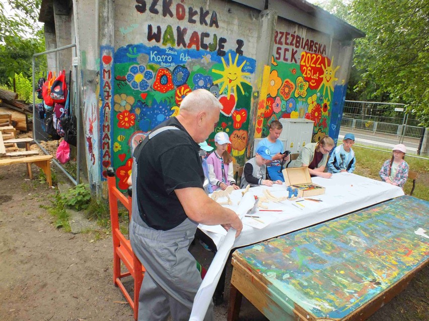 Otwarcie tegorocznej Wakacyjnej Szkółki Rzeźbiarskiej w Starachowicach. Zobacz zdjęcia 
