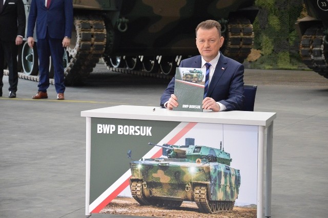 Minister obrony narodowej Mariusz Błaszczak zatwierdził umowę ramową pomiędzy Agencją Uzbrojenia a konsorcjum firm i Hutą Stalowa Wola na dostawy bojowych wozów piechoty Borsuk