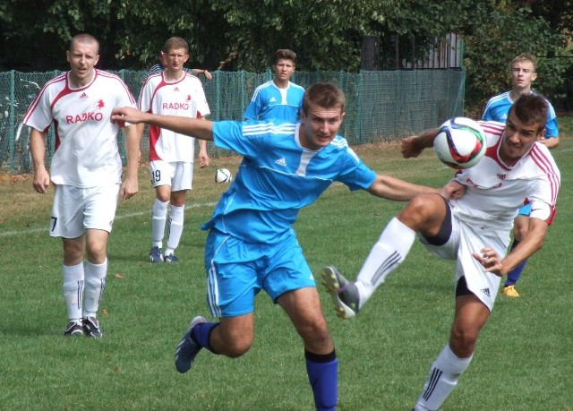 Kamil Michałek (z lewej, Zatorzanka) w pojedynku z Grzegorzem Błaszakiem, obrońcą Przeciszovii.