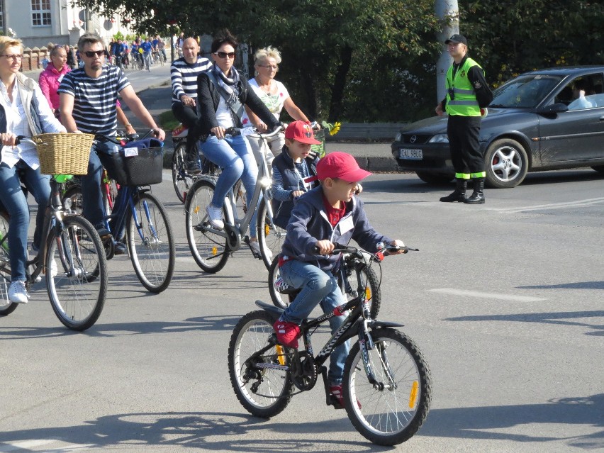 Nie ścigano się, więc  młodsi cykliści mieli szansę jechać w...