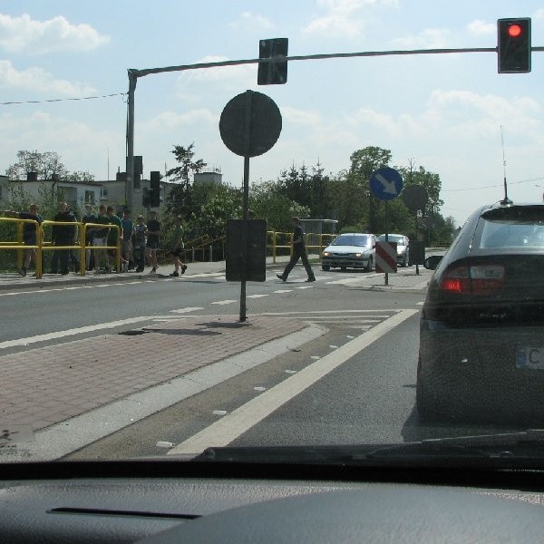 Dziś uczniowie na zajęcia wuefu muszą przechodzić przez ruchliwą Szosę Bydgoską