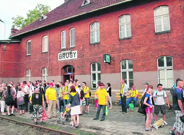 Brusy to jedna z najważniejszych stacji kolejowych przy linii 211 łączącej Chojnice z Kościerzyną. Wprawdzie ranga tej linii jest coraz mniejsza i kursują tędy jedynie trzy pary pociągów na dobę, dla mieszkańców regionu istotne jest jednak to, że do tej pory jej nie zlikwidowano, chociaż były takie przymiarki.