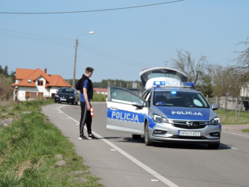 Wypadek w Kamiance gmina Rzekuń. Motocykl uderzył w maszt i wpadł na posesję. Motocyklista w szpitalu, pasażer z lekkimi obrażeniami