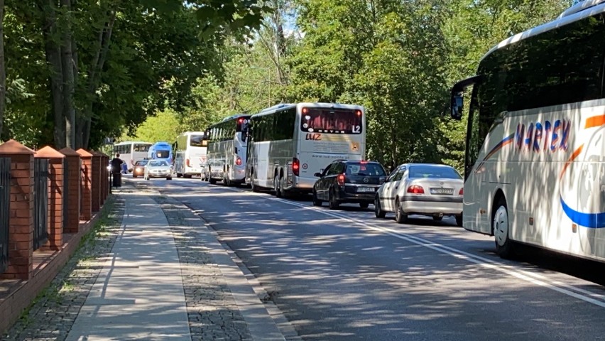 Autokary jeżdżą po Opolu i spowalniają ruch.