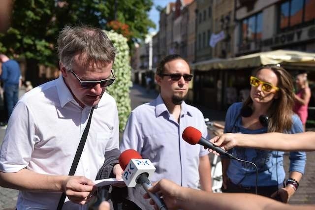 W demonstracji przed pomnikiem Kopernika uczestniczyło kilkadziesiąt osób