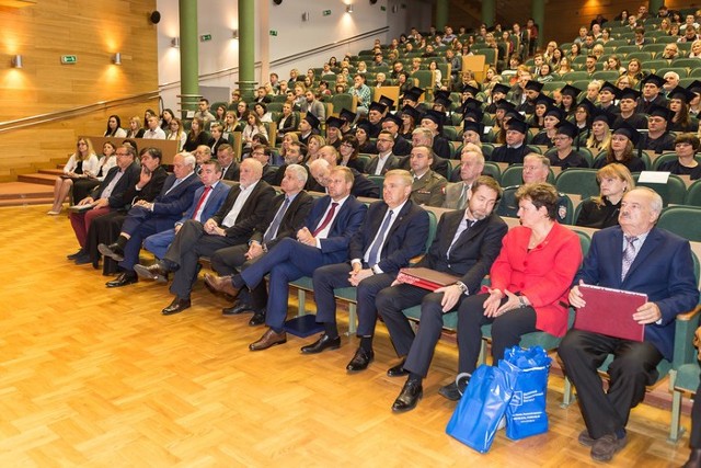 W minioną sobotę, 7 października, na Auli Kongresowej Wyższej Szkoły Finansów i Zarządzania w Białymstoku odbyła się jubileuszowa XXV już Inauguracja. Nowy rok akademicki zainaugurował Rektor WSFiZ doc. dr Edward Hościłowicz. „Wyższa Szkoła Finansów i Zarządzania w Białymstoku w 2017 roku odnotowała znaczny wzrost liczby nowych studentów zarówno dziennych, jak i zaocznych. Jest to dla nas dowód, że dotychczasowe działania programowe i podejmowana aktywność, są dobrze oceniane przez rynek" - Rektor WSFIZ, doc. dr Edward Hościłowicz.