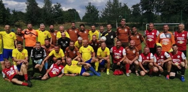 Wspólne zdjęcie uczestników piłkarskiej imprezy w Przechlewie