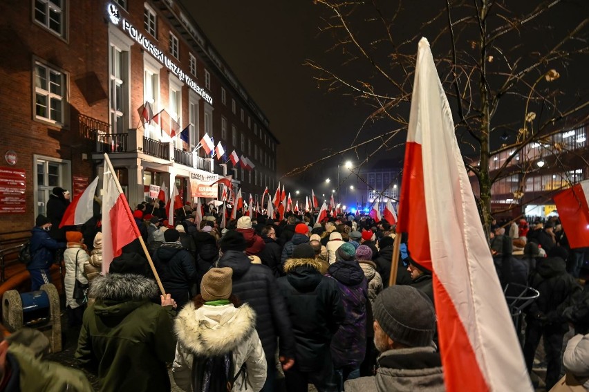 ”Protest Wolnych Polaków” przed Pomorskim Urzędem...