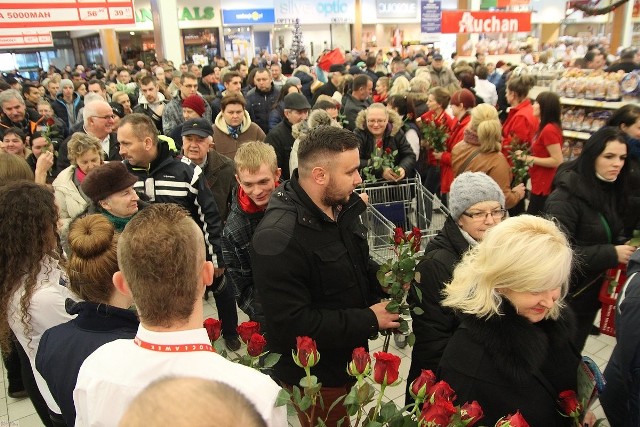 Dziś o godz. 9.30 otwarto we Włocławku market Auchan. Były tłumy. Każdy klient otrzymał różę.    