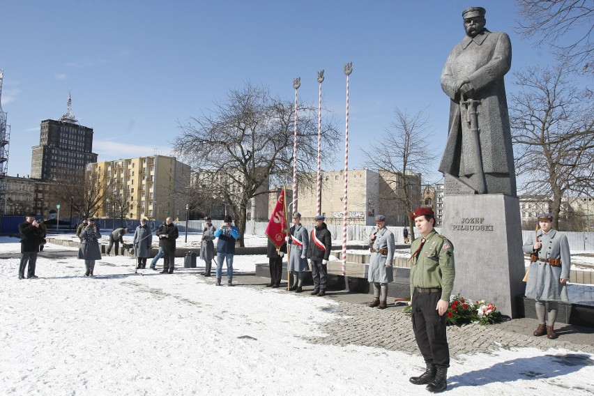 Uroczystość pod pomnikiem marszałka Piłsudskiego w Łodzi