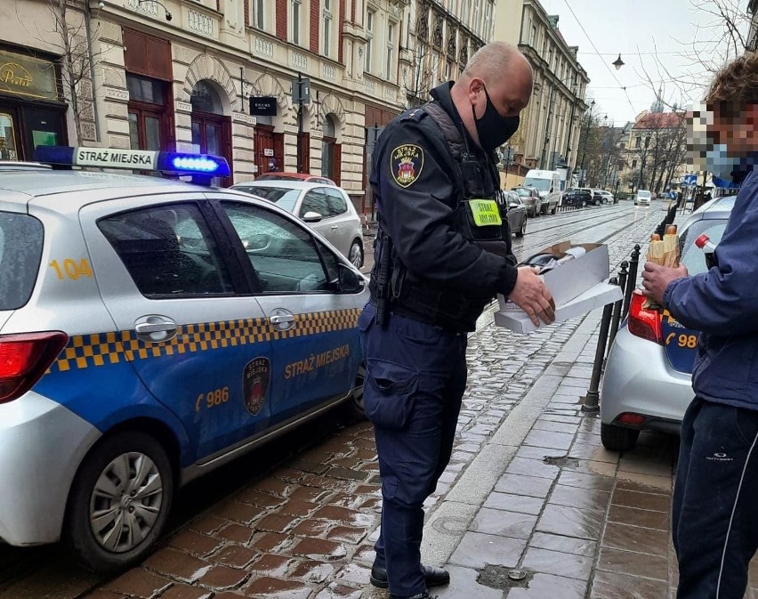 Kraków. Bezdomny stracił buty i skarpetki. Strażnicy zachowali się jak należy